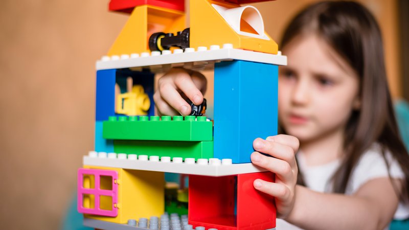 Fotografija: Starši so bolj zaskrbljeni za sinove kot za hčerke, da jih bodo zbadali zaradi igranja z igračami, ki se jih povezuje z nasprotnim spolom. FOTO. Shutterstock