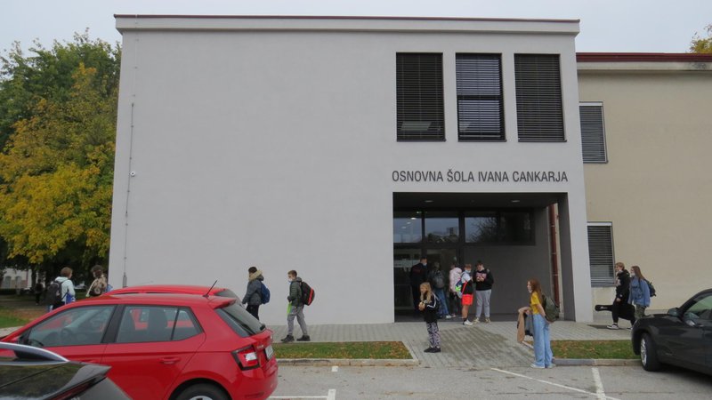 Fotografija: S prizidkom je šola med drugim pridobila dve učilnici za predmetno stopnjo. FOTO: Bojan Rajšek/Delo