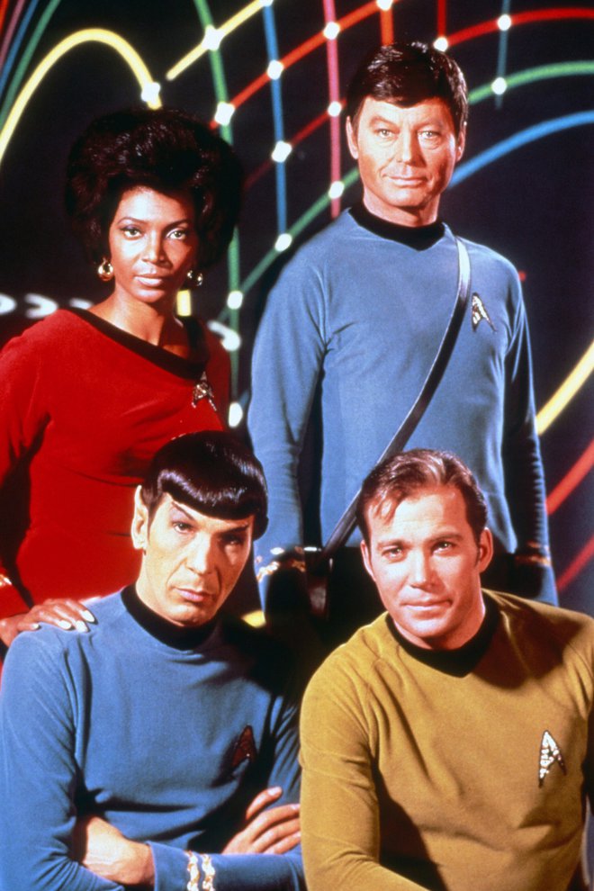 William Shatner alias kapitan Kirk (desno spodaj) s soigralci iz slovitih Zvezdnih stez med letoma 1966 in 1969: Nichelle Nichols (poročnica Uhura), DeForest Kelley (poročnik Leonard H. »Bones« McCoy) in Leonard Nimoy kot poročnik Spock

FOTO: promocijsko gradivo
