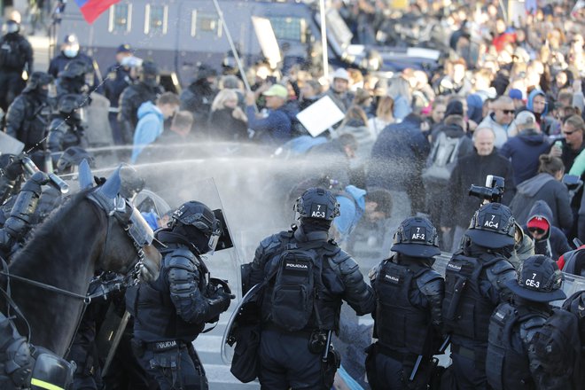 Policija je uporabila solzivec. FOTO: Matej Druznik/Delo
