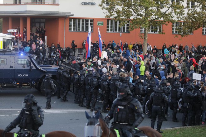 Policija je protestnike potisnila nazaj. FOTO: Voranc Vogel/Delo
