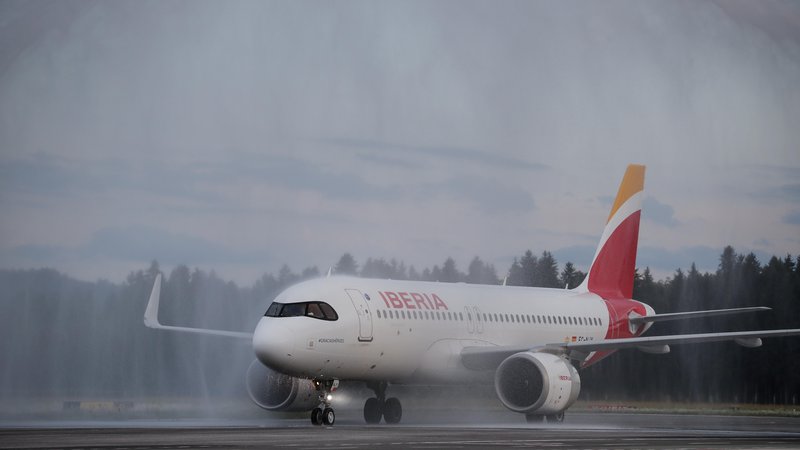 Fotografija: Španska Iberia je letos poskusno letela v Slovenijo, lete naj bi obnovili prihodnjo poletno sezono. FOTO: Uroš Hočevar/Delo

 
