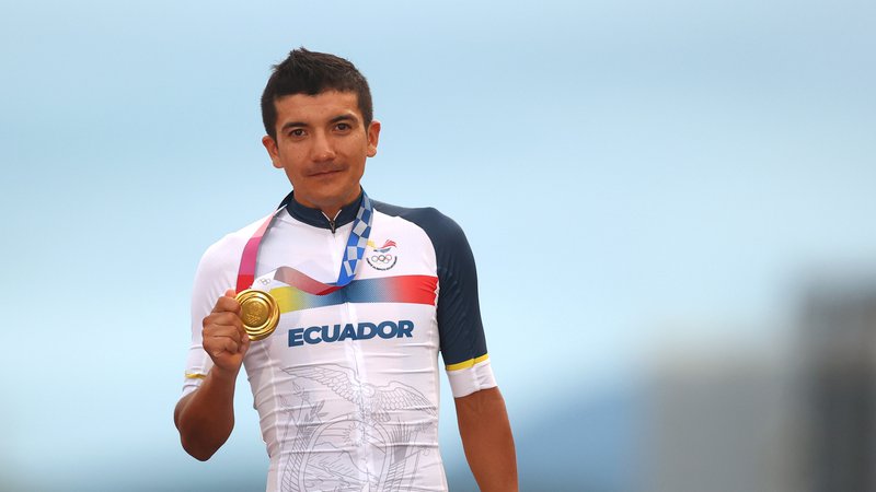 Fotografija: Olimpijskemu prvaku Richardu Carapazu, šele drugemu v zgodovini ekvadorskega športa, je država oddala priznanje tako, da je po njem poimenovala kolesarsko dirko po Ekvadorju. FOTO: Matthew Childs/Reuters
