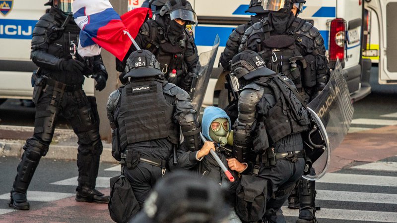 Fotografija: Policija izgublja zaupanje prebivalstva. FOTO: Voranc Vogel/Delo
