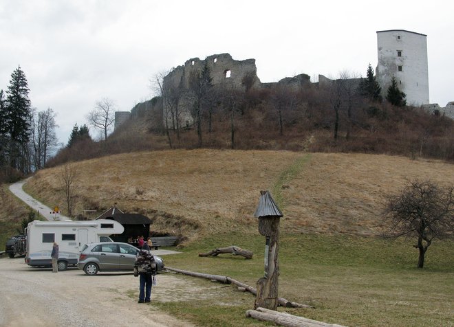 Tudi Slovenske Konjice imajo svoj grad, ki pa je pretežno v ruševinah. FOTO: Leon Vidic
