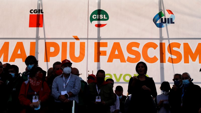 Fotografija: V Rimu je potekalo veliko sindikalno zborovanje proti fašizmu. FOTO: Remo Casilli/Reuters
