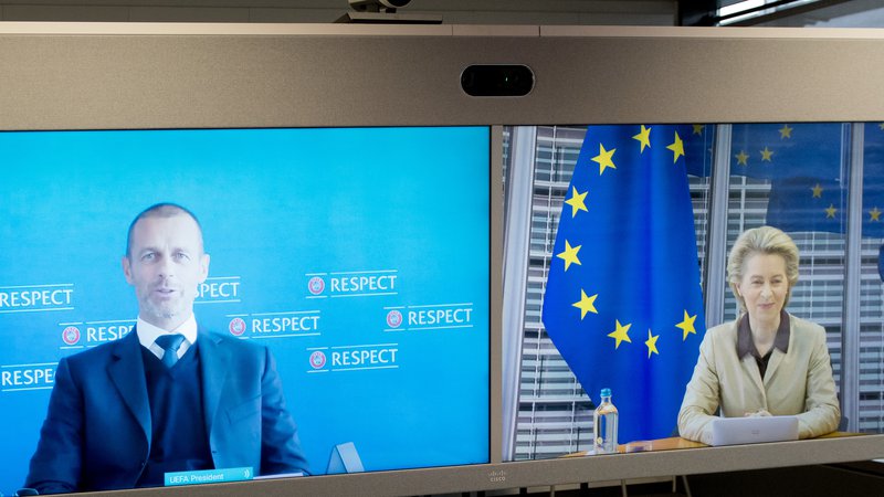 Fotografija: Predsednik Uefe Aleksander Čeferin in predsednica evropske komisije Ursula von der Leyen med enim od pogovorov. FOTO: Etienne AnsottE/EU
