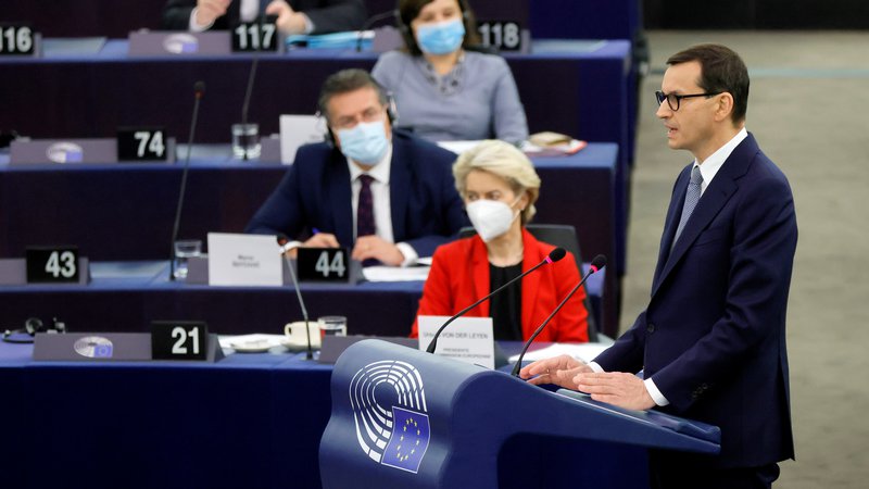Fotografija: Predsednica evropske komisije Ursula von der Leyen in poljski premier Mateusz Morawiecki med torkovo razpravo v evropskem parlamentu v Strasbourgu Foto: Ronald Wittek/Reuters
