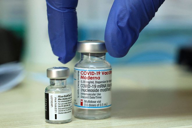 Cepljeni z dvema odmerkoma Moderne lahko prejmejo poživitveni odmerek šest mesecev po zaključnem cepljenju. FOTO: Hazem Bader/AFP
