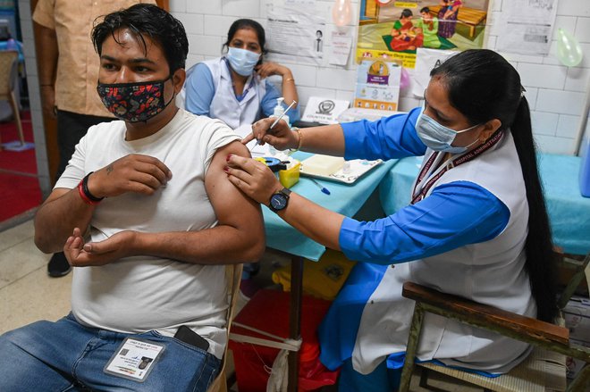 Sto milijonov Indijcev, mlajših od 18 let, ki predstavljajo približno 40 odstotkov prebivalstva, ni prejelo še niti enega odmerka cepiva proti covidu-19. FOTO: Prakash Singh/AFP
