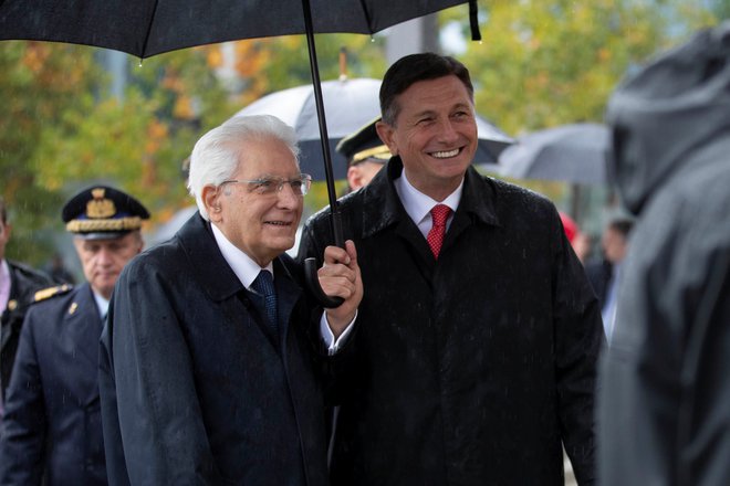 Pahor in Mattarella pod skupnim dežnikom. FOTO: Italian Presidency via Reuters
