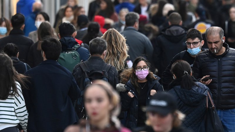 Fotografija: V gneči na znani londoski Oxford Street je opaziti pozameznike, ki nosijo maske. Foto: REUTERS/Toby Melville
