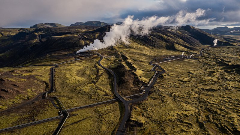 Fotografija: Kompleks geotermalne elektrarne Hellisheidi, ki s poceni zeleno energijo oskrbuje vrsto zagonskih podjetij
