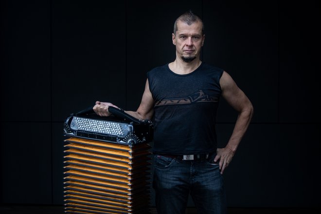 O novem projetku Kimmo Pohjonen pravi, da je želelm poskusiti nekaj novega s harmoniko s pomočjo tehnologije. FOTO: Voranc Vogel/Delo
