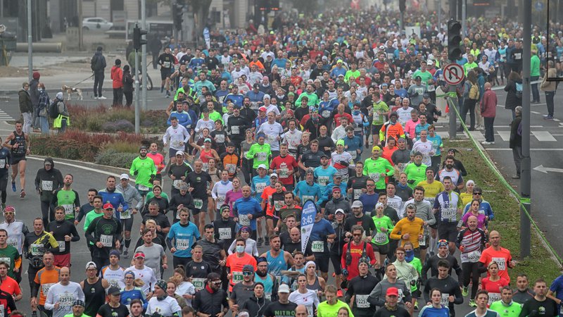 Fotografija: Na štartu letošnjega ljubljanskega maratona se je zbral oveč kot 5000 tekačev. FOTO: Blaž Samec/Delo
