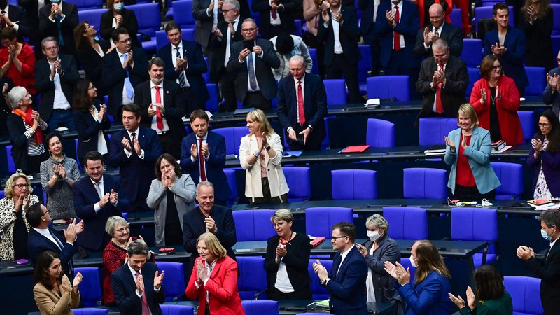 Fotografija: Poslanci ploskajo Bärbel Bas ob izvolitvi za predsednico parlamenta. FOTO: Tobias Schwarz/AFP
