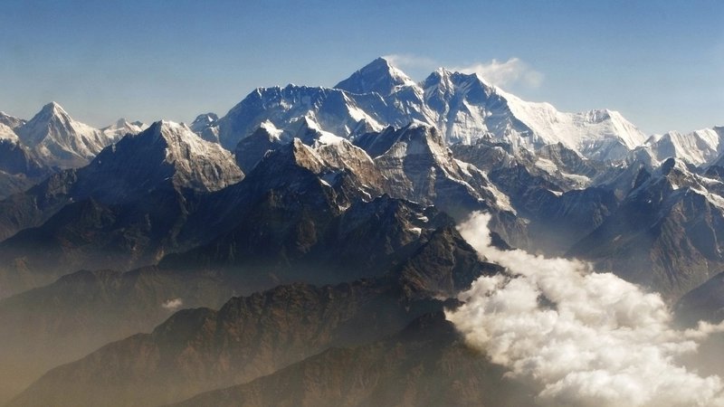 Fotografija: Ker so skorajda vsi mejniki že padli, se Everest v medijih danes pogosto znajde v povezavi z gnečo in onesnaževanjem okolja, redkeje, ko se piše o razvoju dolin in pomenu, ki ga ima gorski turizem za lokalne prebivalce. FOTO: Tim Chong/Reuters
