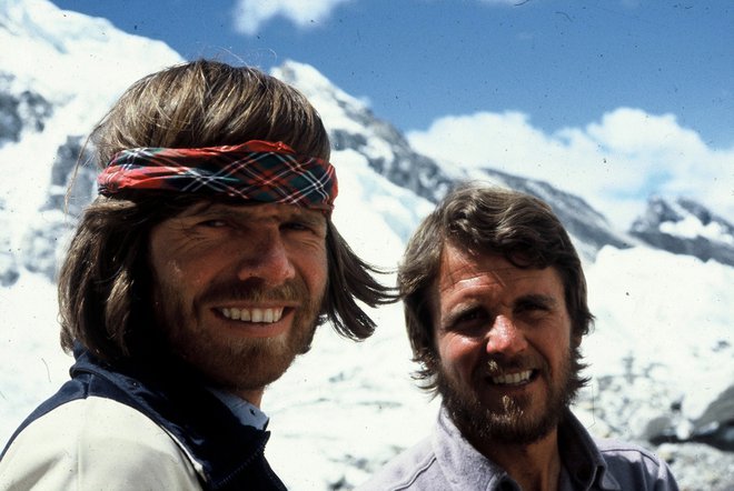 Reinhold Messner (levo) in Peter Habeler sta Everest kot prva osvojila brez uporabe dodatnega kisika. Vzpon je bil epohalen, pomenil je konec neke dobe, je v intervjuju za Delo dejal Habeler. FOO: Osebni arhiv
