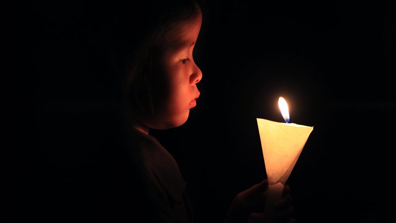 Fotografija: »Tisto, po čemer se sveča razlikuje od vseh drugih luči, je to, da nagovarja našo dušo in ne naših oči,« je nekje zapisal turški pisatelj Mehmet Murat İldan​. FOTO: Ed Jones/AFP
