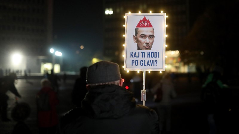 Fotografija: Petkovi protesti na Trgu Republike. FOTO: Blaž Samec/Delo
