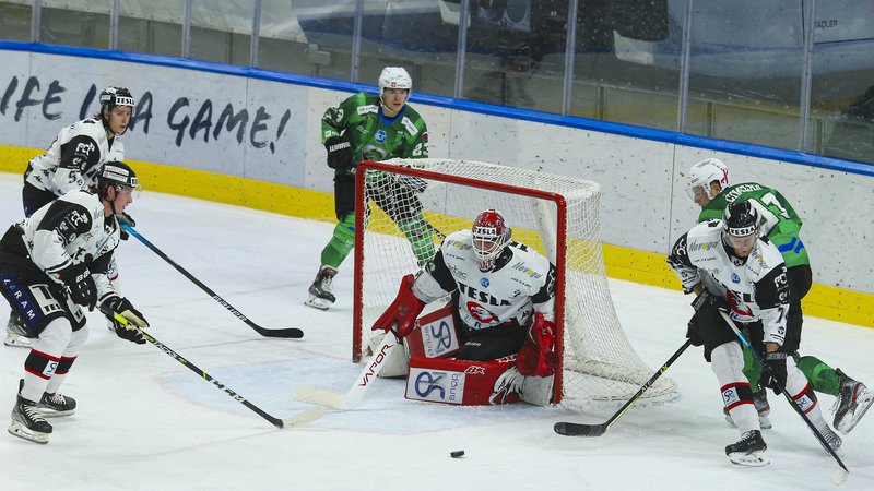 Fotografija: Olimpijini hokejisti meljejo vse pred seboj, uspešni so bili tudi na petkov večer, ki pa ga je v ICEHL zaznanovala tudi nesreča na tekmi med Dornbirnom in Bratislavo. FOTO: Jože Suhadolnik/Delo

