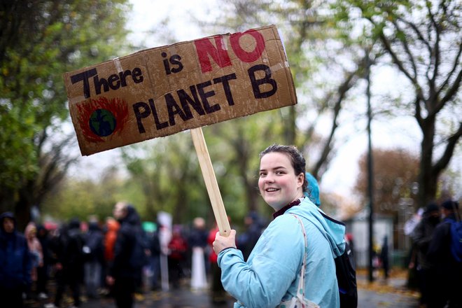 V britanskem Glasgowu in številnih drugih mestih po vsem svetu so danes veliki protesti za podnebno pravičnost. FOTO: Hannah Mckay/Reuters
