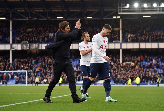 Antonio Conte je po dramatični prvi tekmi na klopi Tottenhama, ki je s 3:2 v konferenčni ligi ugnal Vitesse, vodil še prvo tekmo v premier league na klopi londonskih belih. FOTO: Peter Powell/Reuters
