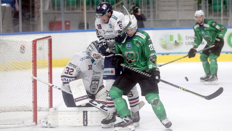 Fotografija: V obračunu vodilnih ekip lige ICEHL so imeli več sreče in znanja gostje iz Szekesfehervarja. FOTO: Blaž Samec
