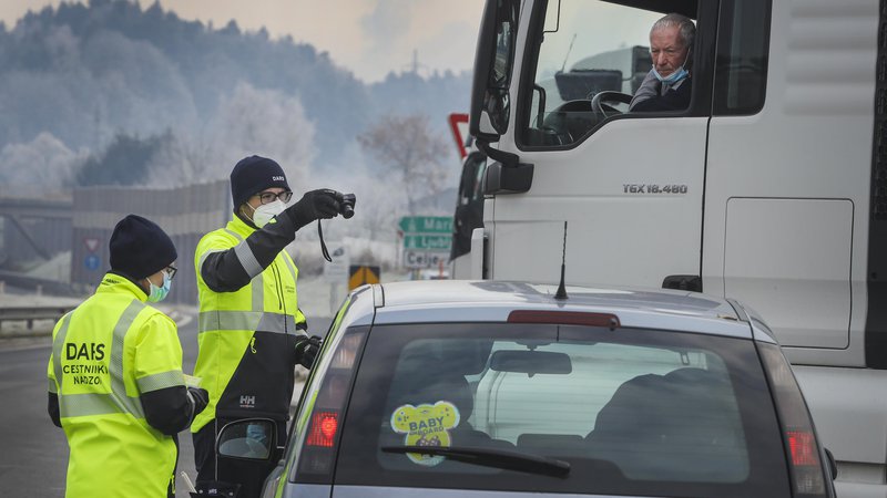 Fotografija: V Darsu zagotavljajo, da ne bodo zbirali podatkov o gibanju voznikov na avtocestah. FOTO: Jože Suhadolnik/Delo
