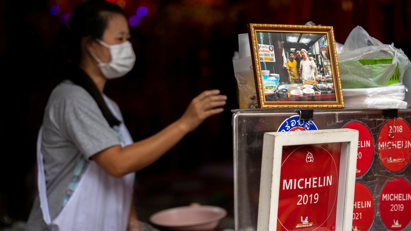 Fotografija: Michelinova zvezdica vsekakor ne bi smela pomeniti le naddobre hrane, pozdravov in objemov chefov ter kravjih zvoncev in estetskih pogrinjkov. FOTO: Athit Perawongmetha/Reuters
