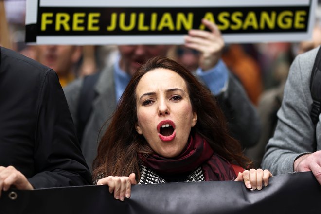 Stella Morris je šele lani razkrila, da ima z Julianom Assangem dva sinova. FOTO: Tom Nicholson/Reuters
