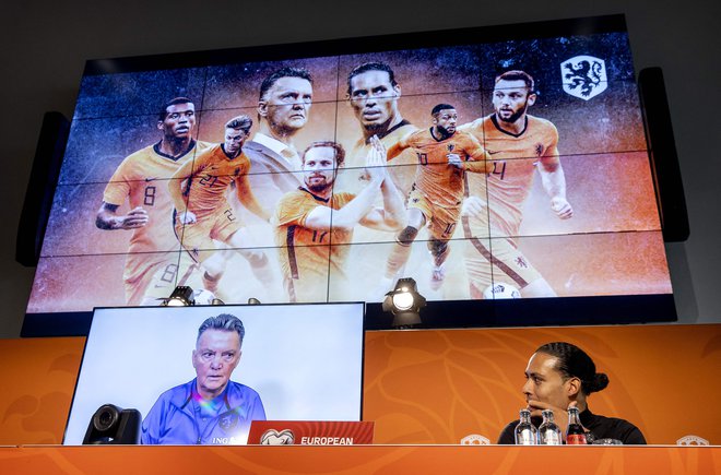 Louis van Gaal se je na novinarski konferenci oglasil prek videa. FOTO: Koen Van Weel/AFP
