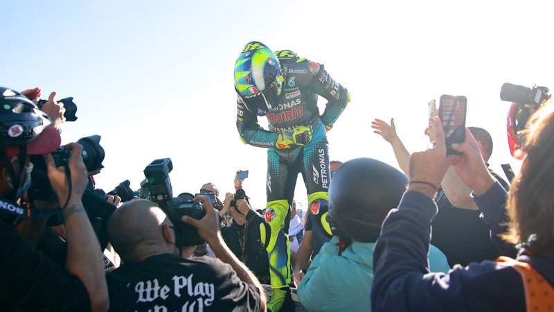 Fotografija: Valentino Rossi je pravzaprav motociklistično božanstvo. FOTO: Jose Jordan Afp
