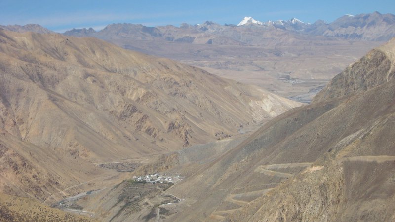 Fotografija: Pred nami se je razprostrla tibetanska visoka planota v tisočih odtenkov rjave barve. FOTO: Viki Grošelj
