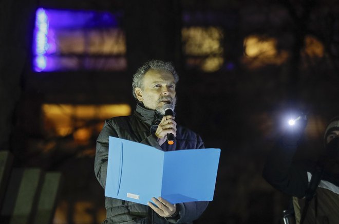 Protestnike je danes nagovoril tudi pravnik in kriminolog Dragan Petrovec. FOTO: Jože Suhadolnik/Delo
