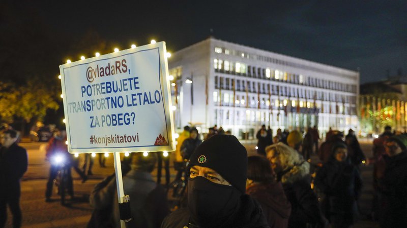 Fotografija: Petkovi protestniki. FOTO: Jože Suhadolnik/Delo
