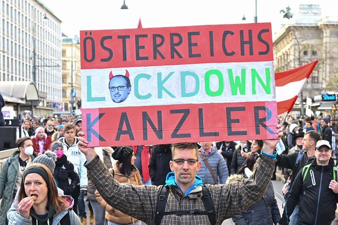 V avstrijski prestolnici je zaradi protesta oviran promet. Protestniki so sicer prišli na Dunaj iz vse Avstrije. FOTO: Joe Klamar/AFP

