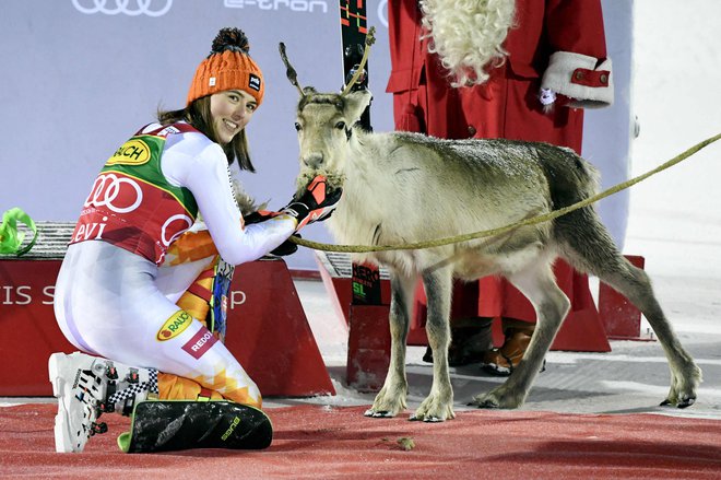 Petra Vlhova je dejala, da bo severnega jelena, ki ga je začasno dobila ob svoji zmagi, poimenovala po svojem fantu Michalu. FOTO: Jussi Nukari/AFP
