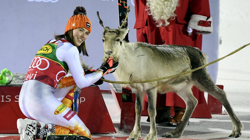 Fotografija: Petra Vlhova je v odlični formi že na uvodu v sezono, po zmagi je upoštevala tradicijo Levija in se slikala s simpatičnim jelenčkom. FOTO: Lehtikuva Lehtikuva/Reuters
