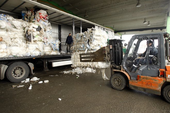 V Evropi vsako leto nastane več kot 25 milijonov ton plastičnih odpadkov, od katerih se jih reciklira manj kot 30 odstotkov. FOTO: Aleš Černivec/Delo

