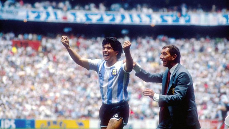 Fotografija: Diego Maradona nima miru niti v »nebesih«, njegov nekdanji trener in selektor Argentine Carlos Bilardo, ki ima nevro-degenerativno bolezen Hakim-Adamsov sindrom, pa ne ve, da je njegov "Zlati Pibe" že umrl. FOTO: Reuters
