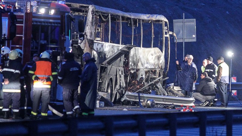 Fotografija: Skupaj je bilo na avtobusu 50 potnikov in dva voznika, je poročal bolgarski radio. FOTO: Dimitar Kyosemarliev/AFP
