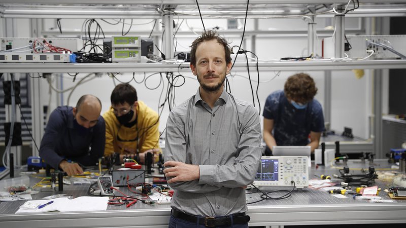 Fotografija: Rainer Kaltenbaek se ukvarja s kvantno optomehaniko, ki se je razvila v zadnjih petnajstih letih. FOTO: Leon Vidic/Delo
