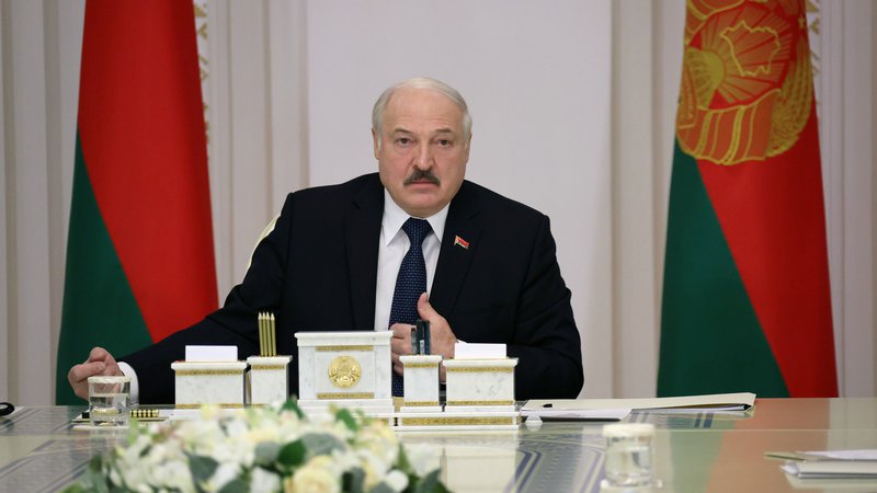 Fotografija: Aleksander Lukašenko pravi, da pomoč potrebujejo Poljaki, ne Belorusi. FOTO: Belta/Reuters
