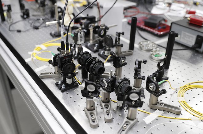 Kaltenbaekova skupina razvija napravo, ki bo zmožna producirati prepletene fotone. FOTO: Leon Vidic/Delo

