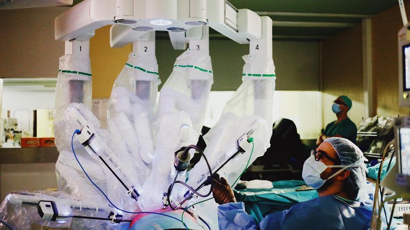 Fotografija: Z robotom izvajajo operacijo prostate, ledvično kirurgijo, uporabljajo pa ga tudi abdominalni kirurgi. Foto Arhiv UKC Ljubljana
