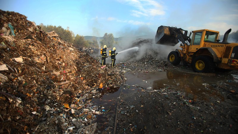 Fotografija: Gašenje tleče mase plastičnih odpadkov, lesenih sekancev in drugih snovi v podjetju Ekosistemi v Zalogu pri Novem mestu, 23.julija 2017. FOTO: Jure Eržen/Delo
