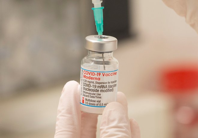 Cepivo Moderna se bo prilagajalo omikronu. FOTO: Arnd Wiegmann/Reuters
