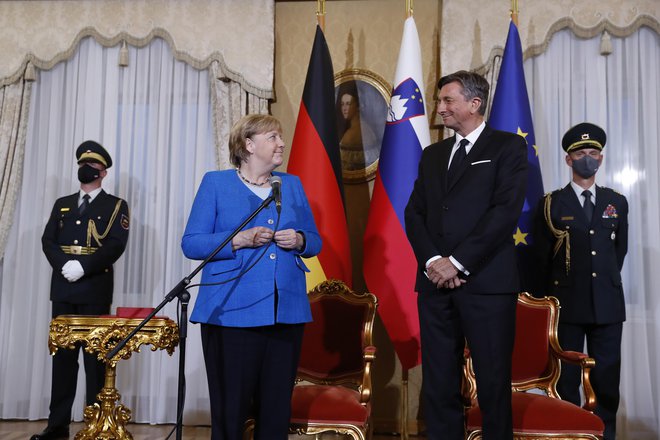 Slovenski predsednik Borut Pahor je na Brdu pri Kranju prejšnji mesec odlikoval nemško kanclerko Angelo Merkel z redom za izredne zasluge. FOTO: Leon Vidic/Delo
