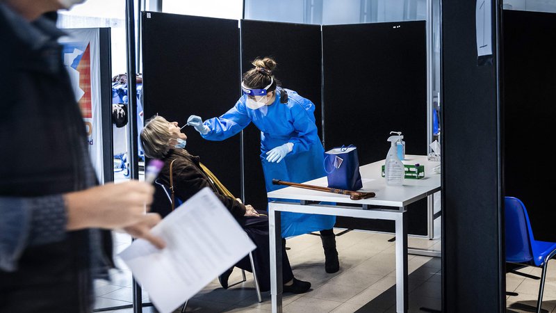 Fotografija: Ob 6287 testih so sicer včeraj potrdili 2482 novih okužb. FOTO: Remko De Waal/AFP
